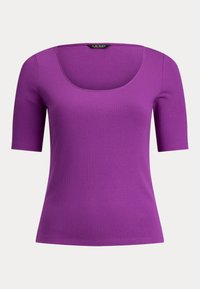 Top corto a maniche corte viola con scollatura quadrata e silhouette aderente. La trama del tessuto appare liscia ed elastica.