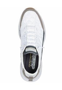 Zapatilla blanca de Skechers con parte superior acolchada, acentos grises y plantilla de memoria, vista desde arriba sobre un fondo blanco.