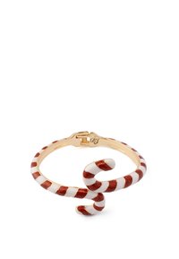 Guldtonad armband med en godiskäppdesign, med röda glittrande ränder och vita accenter, format i en vriden form med ett lås.