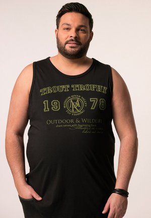 Canottiera nera con testo verde che include "TROUT TROPHY 1978" e temi all'aperto. Tessuto morbido con una vestibilità rilassata e design a collo rotondo.