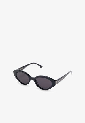 Schwarze Sonnenbrille im Katzenaugen-Stil mit dunklen Gläsern und schmalen Bügeln, liegend auf einer weißen Oberfläche.