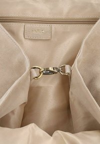 Beige stoffen interieur van een tas met een gladde textuur. Voorzien van een gouden rits en een gouden hardware clip bevestigd aan een suede accent. Label aanwezig.