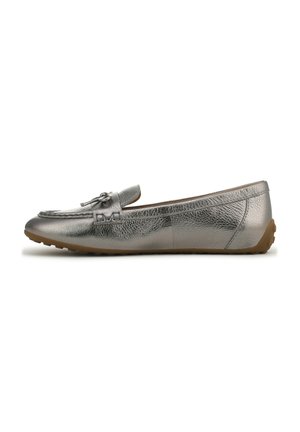 Mocassins en cuir argent métallique avec un bout rond, accent de nœud décoratif et surface texturée, dotés d'une semelle en caoutchouc marron flexible.