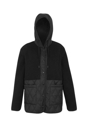 Chaqueta negra con capucha, sección inferior acolchada, grandes bolsillos frontales, cuerpo y mangas superiores de forro polar, cierre frontal con botones de presión.