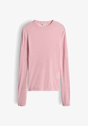 Chemise à manches longues en tissu rose doux, avec un col rond et une coupe droite à texture minimale. Finition sans coutures et sans ornements.