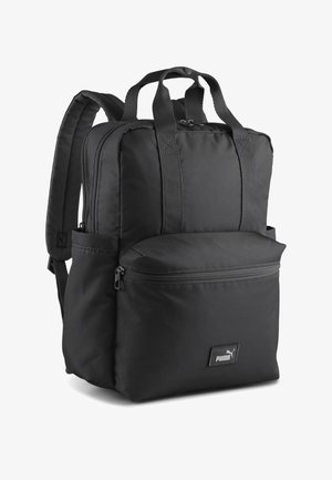 Mochila negra de Puma con correas acolchadas para los hombros, dos asas, bolsillo frontal con cremallera y parche con el logo de Puma en el bolsillo frontal.