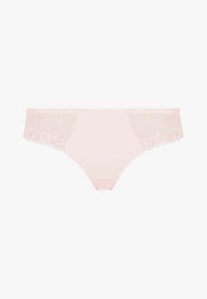 Roze kanten en stoffen slipjes met bloemenborduursel op de doorzichtige zijkanten en gegarneerde randen, die een delicate textuur en ontwerp bieden.