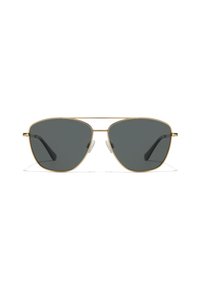 Ochelari de soare aviator din metal aurit, cu lentile gri închis, având un design cu doi punți și perne de nas transparente pentru confort.