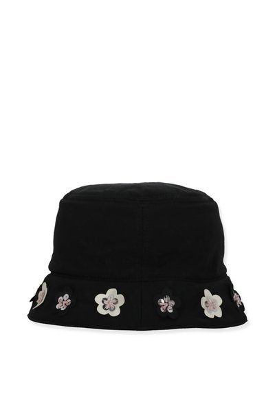 Cappello a secchiello nero decorato con applique floreali alternate in bianco e nero, impreziosite da paillettes rosa lungo la tesa.