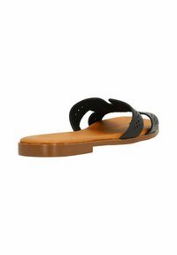 Zwarte leren sandaal met geperforeerde banden, platte tankleurige zool en een minimalistisch design. Heeft een gladde textuur en een open teenstijl.