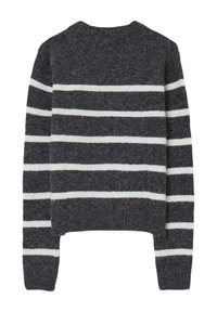 Grauer Pullover mit weißen horizontalen Streifen, aus weichem Strickmaterial gefertigt. Hat einen runden Halsausschnitt und lange Ärmel mit einer lässigen Passform.