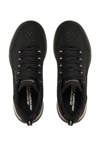 Sneakers neri Skechers con tomaia liscia, punta rotonda e lacci. Caratterizzati da plantare in schiuma memory e sottili forature per la traspirabilità.
