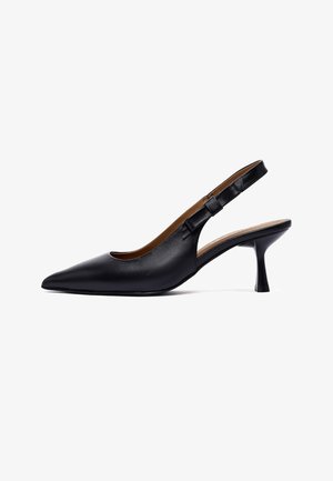 Zwarte leren pumps met spitse neus, slingback-ontwerp, middelhoog gebogen hak en verstelbare riem, tegen een witte achtergrond.