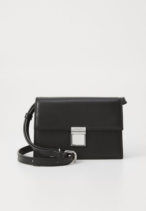 Sac en cuir noir à bandoulière de forme rectangulaire, avec un fermoir en métal argenté et une bandoulière amovible, présentant des lignes épurées et un design minimaliste.