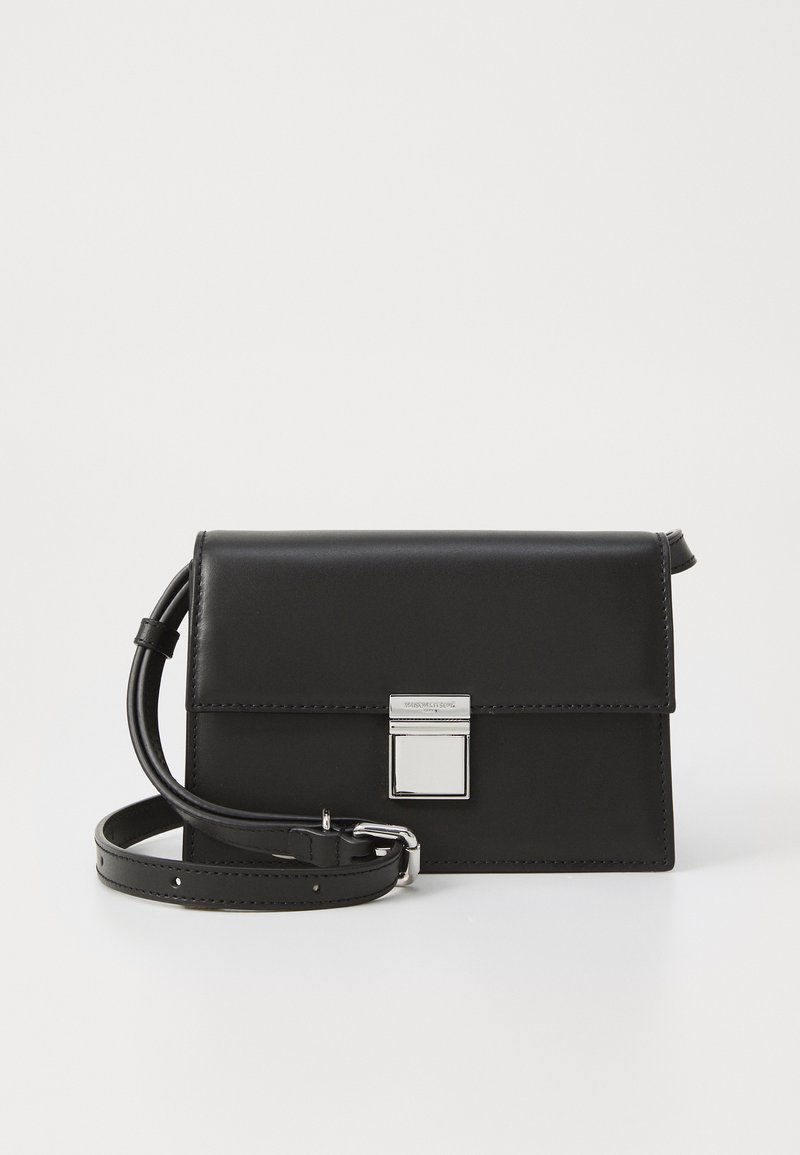 Μαύρη δερμάτινη τσάντα χιαστί με ορθογώνιο σχήμα, ασημένιο μεταλλικό κούμπωμα και αποσπώμενο λουρί, με καθαρές γραμμές και μινιμαλιστικό σχέδιο.