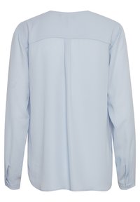 Blusa azzurra a maniche lunghe, in tessuto poliestere, scollo tondo, dettaglio con piega sul retro, polsini con un bottone, texture liscia e vestibilità comoda.
