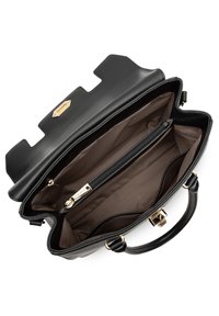 Borsa a mano in pelle nera con finitura a cipria, accessori in oro e una tasca interna con zip. Apertura superiore con doppio manico e foderatura beige spaziosa.