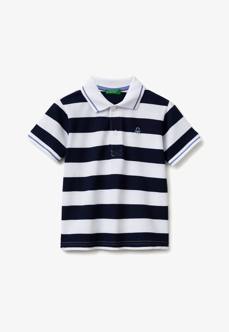 Polo à manches courtes avec rayures horizontales bleu marine et blanches, deux boutons, et un petit logo brodé sur le côté gauche de la poitrine.