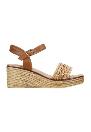 Sandalia de cuña de cuero marrón con un detalle trenzado en la parte superior, que cuenta con una correa en el tobillo y una plataforma de yute texturizada.