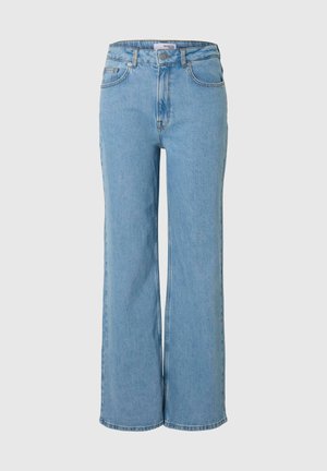 Jeans large en denim bleu clair ; comporte cinq poches, une taille haute et une fermeture à éclair avec un bouton en métal.