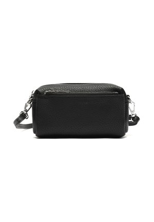 Zwarte crossbodytas van getextureerd leer met een ritsvak aan de voorkant en een verstelbare band met zilveren sluitingen, afgebeeld op een witte achtergrond.
