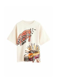 Cremfarbener T-Shirt mit kurzen Ärmeln, das ein Grafikdesign eines Rennwagens zeigt, mit kräftigen roten und orangefarbenen Akzenten sowie dem Text "MOTO Racing" in stilisierter Schrift.