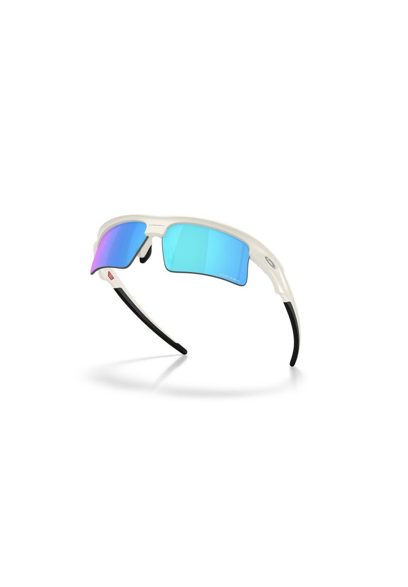 Gafas de sol deportivas blancas con lentes envolventes espejadas en azul y morado y patillas curvas negras que flotan sobre un fondo blanco.