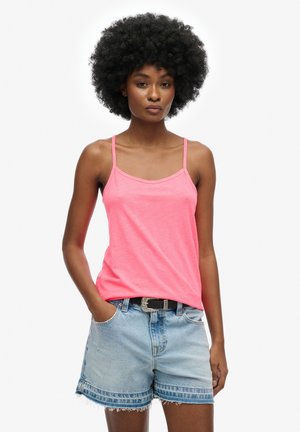Lys pink, ærmeløs top med tynde stropper, parret med lyseblå denimshorts med en flosset kant og et bælte med en metalspænde.