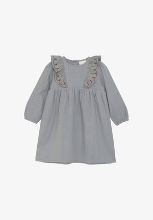 Lysegrå langærmet babykjole med flæsepaneler på skuldrene, der har røde, broderede muslingedetaljer.