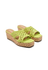 Sandalias de dedo trenzadas verdes con suela de plataforma de cuña, que presentan una textura de yute trenzado y una planta interior suave.