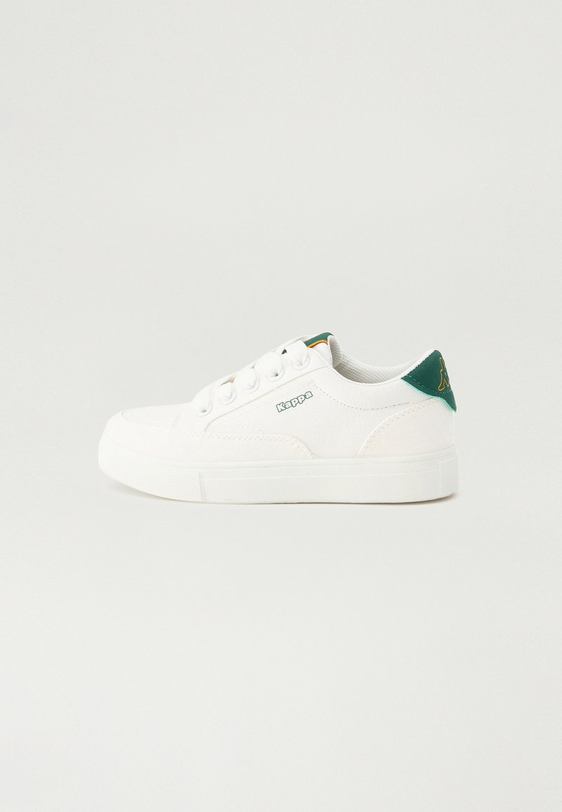 Λευκά καμβά παπούτσια με πράσινη λεπτομέρεια στην φτέρνα, διαθέτουν στρογγυλά κορδόνια, υφή στη σόλα και διακριτική λεπτομέρεια λογότυπου στο πλάι.