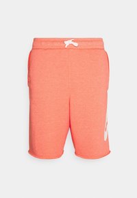 Pantalones cortos de longitud hasta la rodilla de color coral con cordón blanco y logo swoosh blanco en la pierna derecha, hechos de un tejido suave.