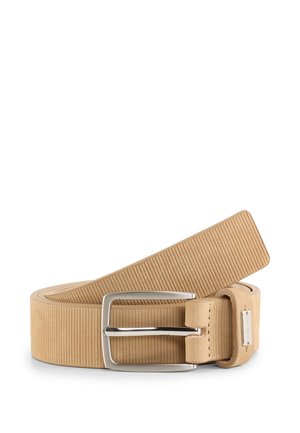 Opgerolde beige geribde riem met zilveren rechthoekige metalen gesp en gestikte lus op witte achtergrond.