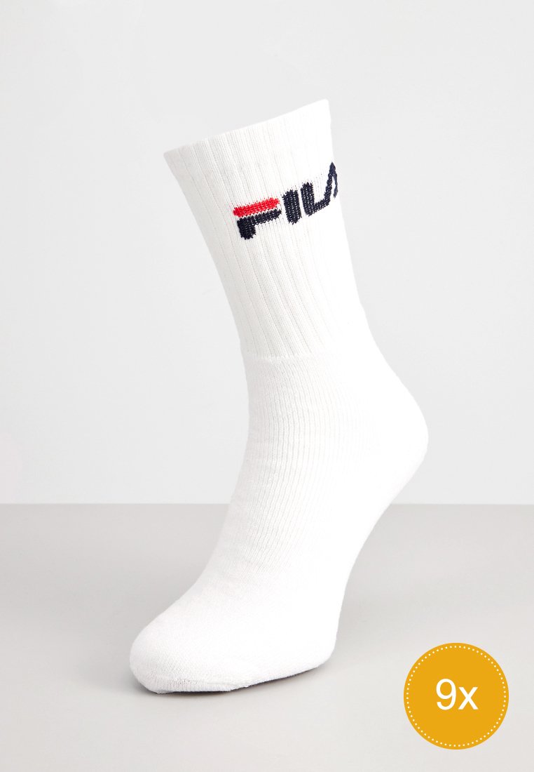 Białe skarpetki do kolan z ryflowaną teksturą, z czarnym i czerwonym haftowanym logo "FILA" po boku. Opakowanie dziewięciu skarpetek.