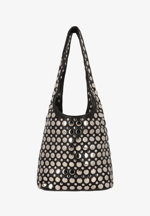 Geantă de umăr din piele neagră, cu ținte rotunde argintii mari și mici care acoperă întreaga suprafață și bretea.