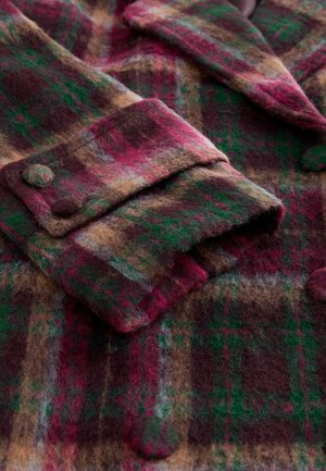 Wollen geruite jas met een mix van bordeauxrood, groen en bruin tinten, een gestructureerde afwerking, een oversized kraag en knoopdetail bij de manchetten.