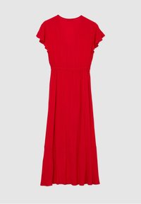 Vestito midi rosso brillante con maniche a farfalla, vita stretta e scollatura rotonda, esposto su uno sfondo grigio chiaro.