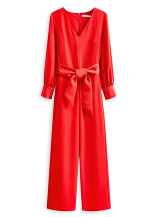 Roter Overall mit V-Ausschnitt, langen Ärmeln und gebundenem Taillengürtel. Hergestellt aus glattem Stoff, verfügt er über eine entspannte Passform und ein Design mit weitem Bein.