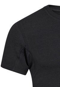 Sort bomulds t-shirt tæt på med rund halsudskæring og korte ærmer. Viser minimal syning langs sømmen.