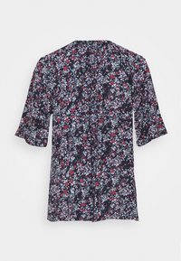 Blomstret bluse i marineblå med letvægtsstof, korte flagrende ærmer og plisseret ryg for ekstra detaljer.