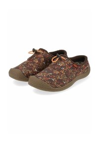 Brązowe buty typu slip-on z wzorzystą tkaniną na górze, kontrastującymi sznurkami i gumową podeszwą dla lepszej przyczepności.