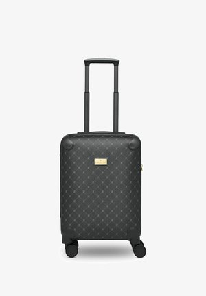 Maleta rígida negra con un patrón de diamantes, manillar retráctil y cuatro ruedas. Presenta una placa de logotipo en dorado en la parte frontal.