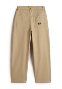 Pantalones de algodón beige con corte recto, dos bolsillos traseros y una pequeña etiqueta de marca en el bolsillo derecho, con tejido texturizado.