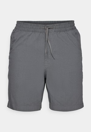 Grå shorts laget av lett stoff med elastisk midje og snor. Har en jevn tekstur og lengde over kneet.