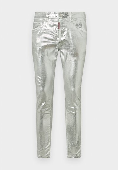 Metallik hõbedased teksad kitsase lõikega, millel on eestaskud, nup closure ja eristuv sära pinnal.