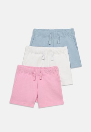 Trois paires de shorts pour tout-petits en rose, blanc et bleu clair, chacun avec une taille élastique et des cordons, posés à plat sur un fond blanc.