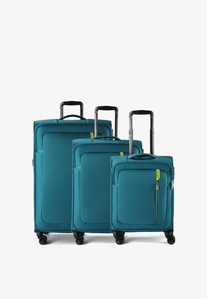 Tre valigie morbide color verde acqua di dimensioni diverse con manici estendibili e quattro ruote girevoli, disposte affiancate.
