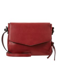 Červená kožená taška přes rameno s předním víkem, nastavitelného popruhem a detaily se zipem na bílém pozadí.