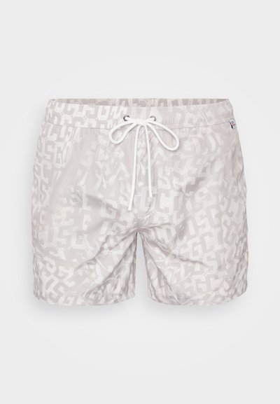 Shorts de bain gris clair avec un motif logo répétitif subtil, taille élastique et fermeture par cordon de serrage. Tissu lisse et léger.