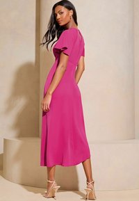 Lipsy RUCHED FRONT KEYHOLE CUT OUT REGULAR FIT - Denní šaty - pink